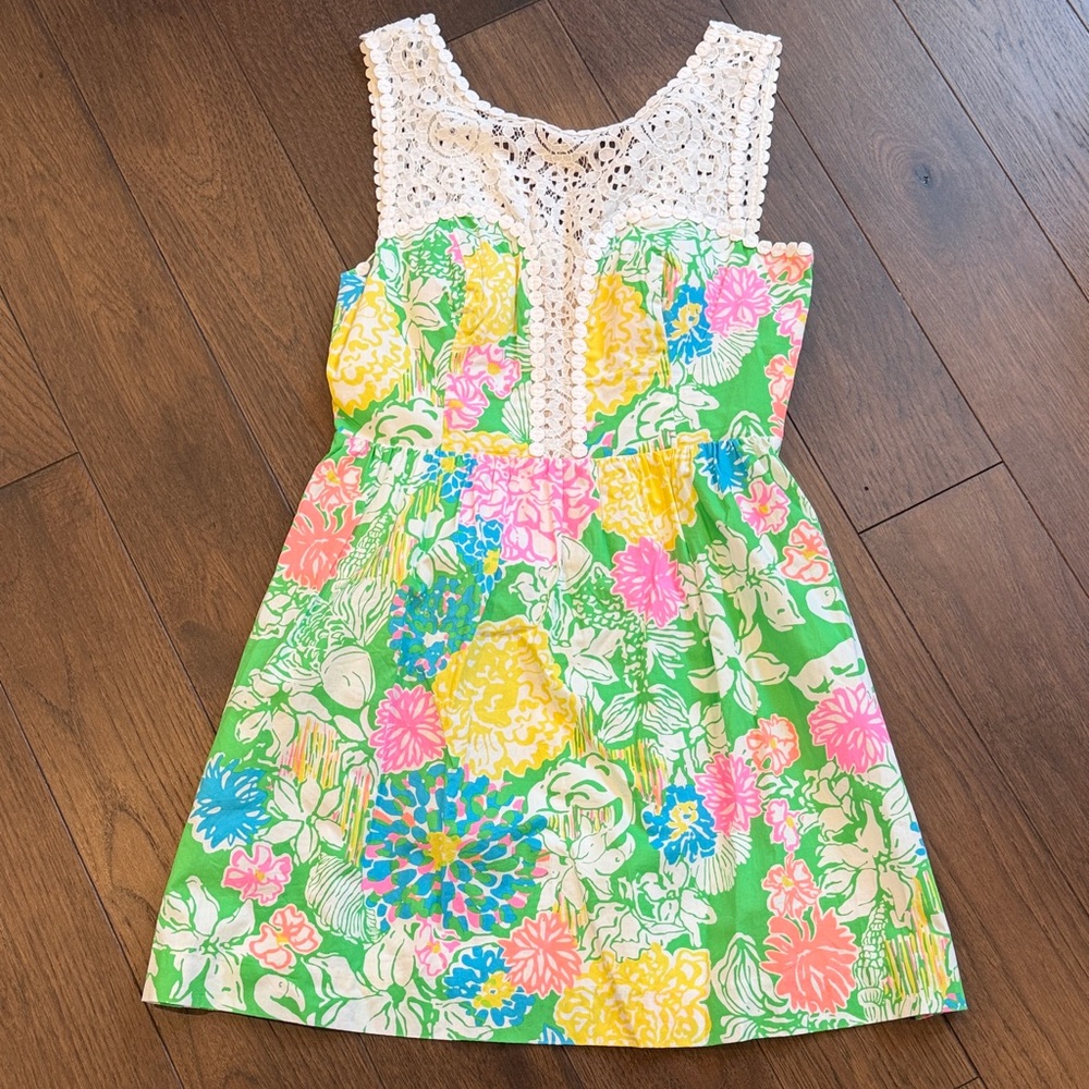 Lilly Pulitzer Raegan Dress in Hibiscus Stroll Size 4 C12-003